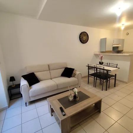 Escale Au Pied De La Cite *