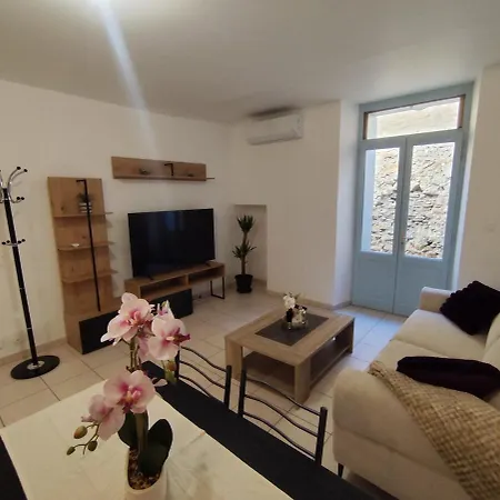 Escale Au Pied De La Cité