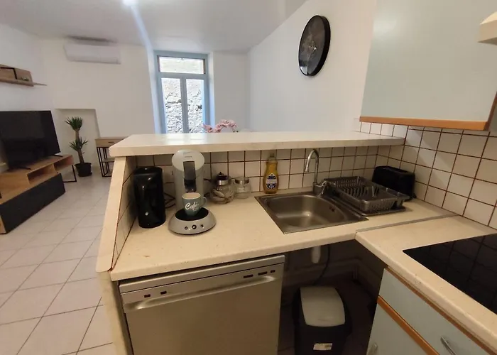 Escale Au Pied De La Cite *