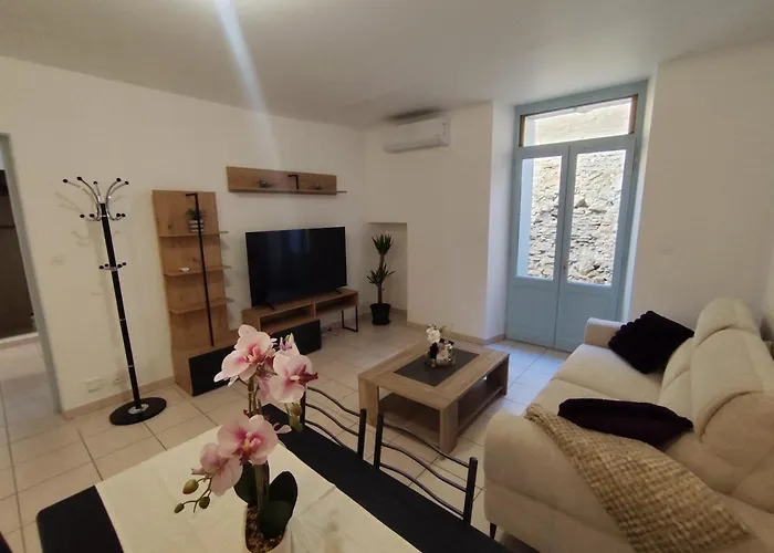 Escale Au Pied De La Cité